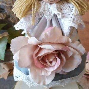 Bambola su piedistallo tessuto con fiore personalizzabile 2979 Pattycrea
