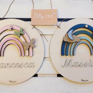 Cerchio in legno con arcobaleno a rilievo e nome inciso a laser D.20cm 2701