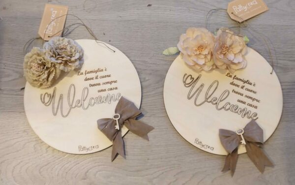 Cerchio welcome in legno con fiori, fiocco e chiave D.20cm 2951 Pattycrea