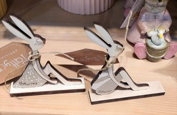 Coniglio seduto  legno piccolo con base H.10cm Pattycrea