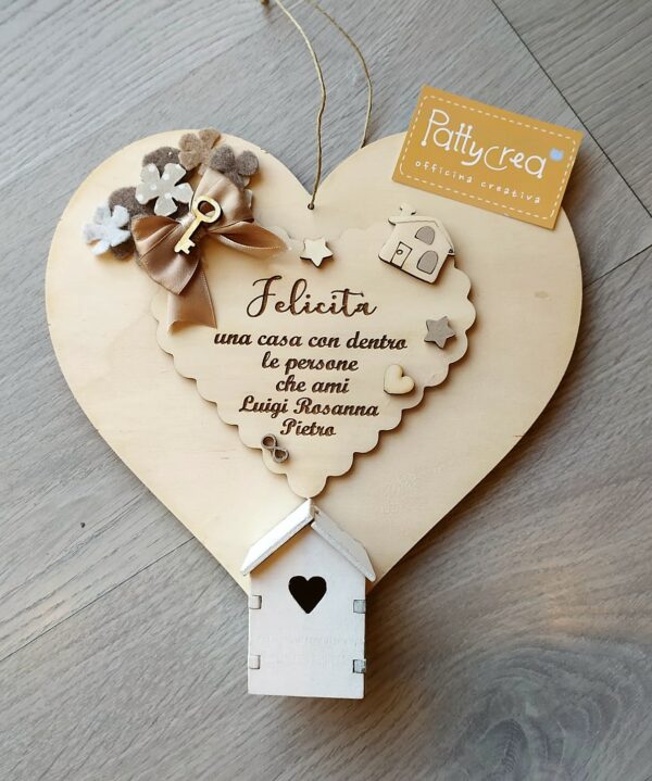 Cuore in legno con frase incisa a laser e casetta H.25cm 2498