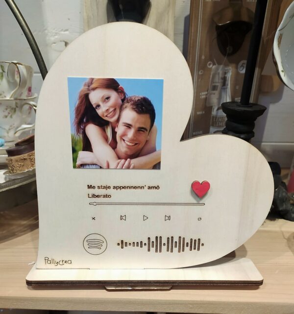 Cuore Musica Personalizzato con Foto Nomi e Canzoni incise a laser su legno con codice Spotify scansionabile Idea Regalo San Valentino per fidanzati H.20cm Pattycrea 3137