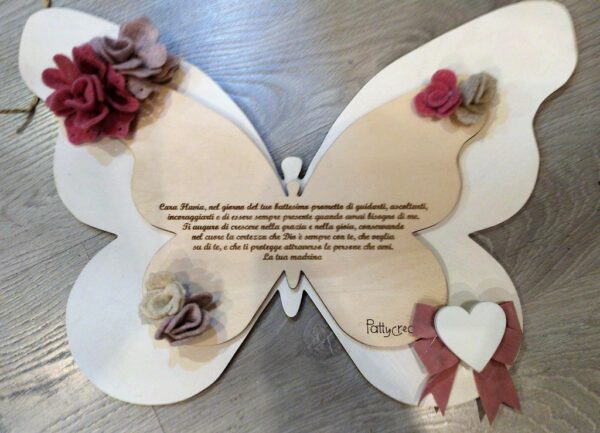 Farfalla in legno doppia incisa L.45cm con fiori fiocco e nastri 2564