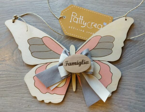 Farfalla legno incisa e dipinta con nastri personalizzabile L.20cm 2770