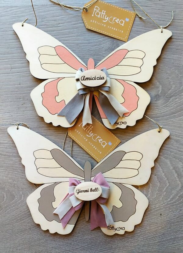Farfalla legno incisa e dipinta con nastri personalizzabile L.25cm 2771