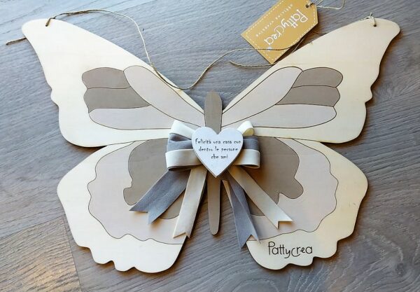 Farfalla legno incisa e dipinta con nastri personalizzabile L.40cm 2774