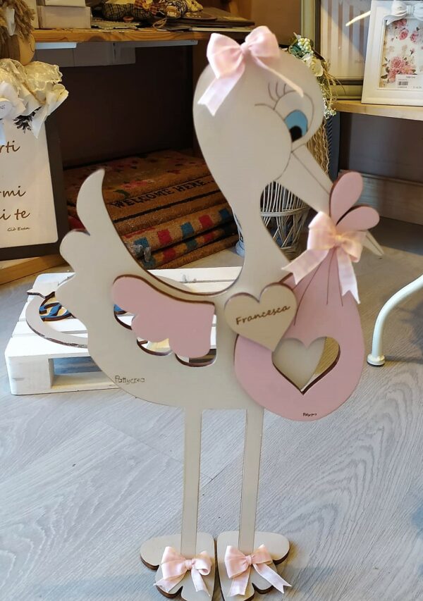Fiocco nascita cicogna legno con piedi d'appoggio dipinta a mano cuoricino frase personalizzabile H.50cm  Pattycrea