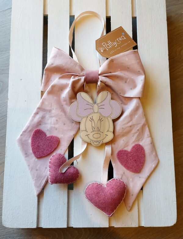 FIOCCO NASCITA IN COTONE CON MINNIE DI LEGNO E CUORI DI FELTRO H. 35 CM 2460