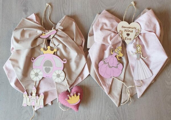 Fiocco nascita in cotone con principesse carrozze personalizzabile in legno 3192