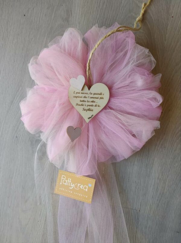 Fiocco nascita in tulle con cuore in legno e frase incisa H.30cm 2601 Pattycrea