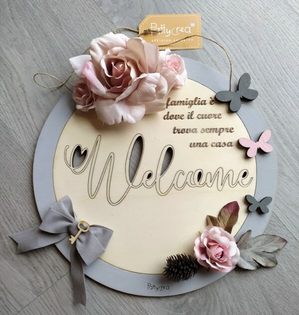 Fuoriporta in legno con scritta e frase incisa personalizzabile "welcome" fiori, feltro, chiave, fiocchi e farfalle  D.30cm 2940