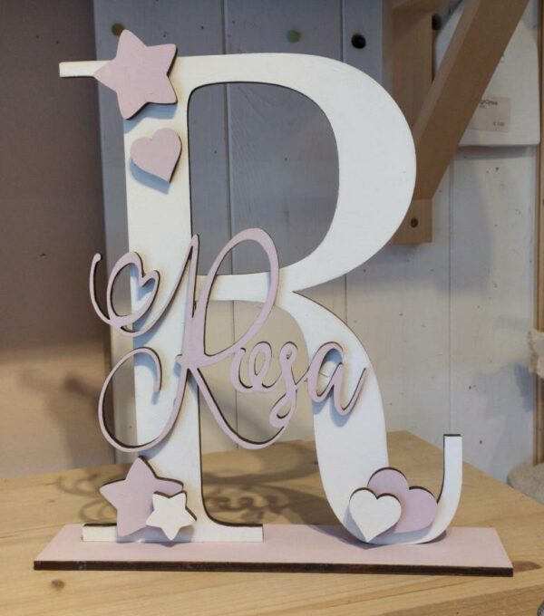 Lettera con base in legno iniziale con nome e decori incisa laser H.30cm 2231