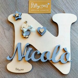 Lettera in legno iniziale con nome e decori incisa laser H.20cm 2680