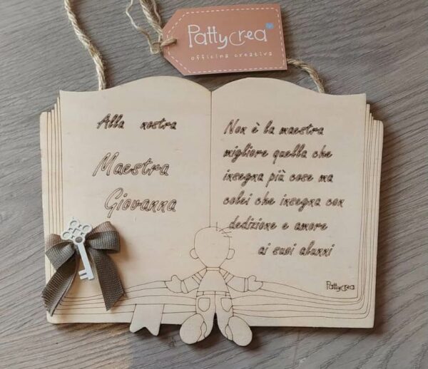 Libro legno con frase per maestra incisa a laser 2211 Pattycrea