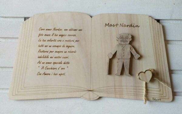 LIBRO LEGNO CON INCISO FRASE E PERSONAGGIO  H.230x400MM 2232 PATTYCREA