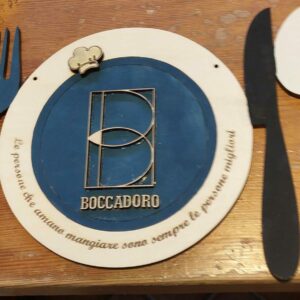 Logo in legno inciso a laser e dipinto a mano per inaugurazione attività 3071
