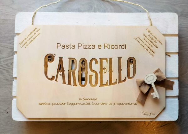 Logo legno ristorante carosello incisa con chiave e fiocco 40x25cm 2447