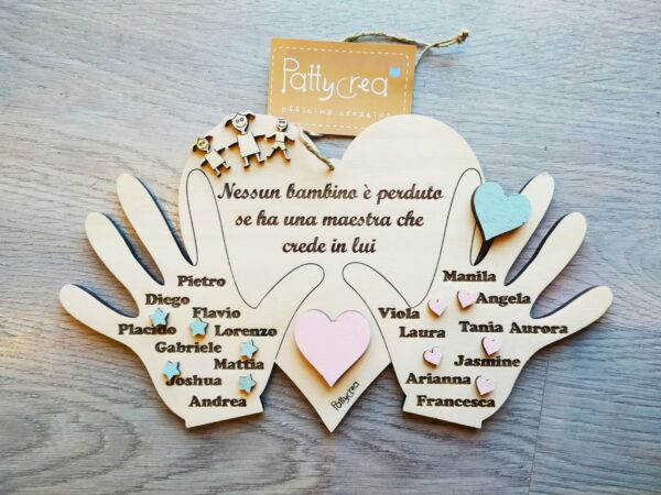 Manine legno con cuore frasi personalizzabili incise per la maestra L.30cm 2812