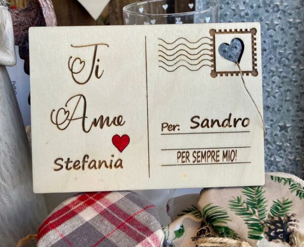 Cartolina postale di legno incisa personalizzabile con nomi e frase idea regalo San valentino Pattycrea