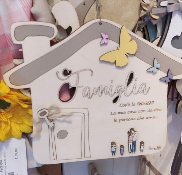 Casetta fuoriporta in legno con scritta e incisa personalizzabile "Family"  chiave, fiocchi e farfalle D.20cm 3595 Pattycrea