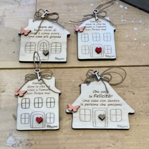 Casetta legno con frase incisa e decori H.10cm 3431 Pattycrea Lab