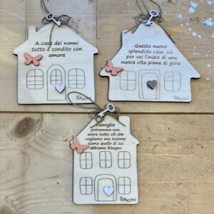 Casetta legno con frase incisa e decori H.15 cm 3432 Pattycrea Lab