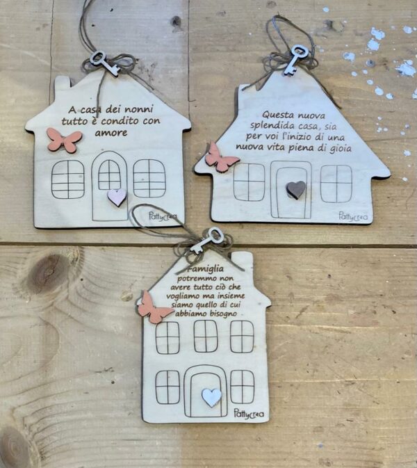 Casetta legno con frase incisa e decori H.15 cm 3432 Pattycrea Lab