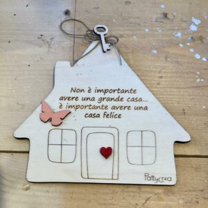 Casetta legno con frase incisa e decori H.20 cm 3433 Pattycrea Lab