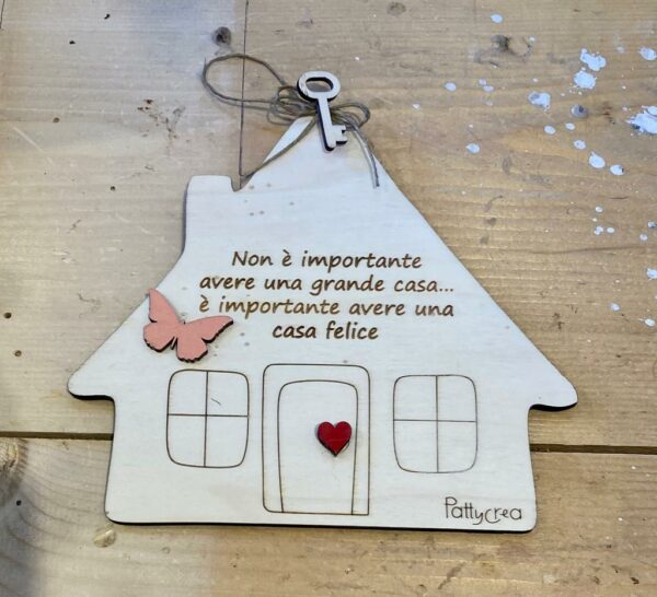 Casetta legno con frase incisa e decori H.20 cm 3433 Pattycrea Lab
