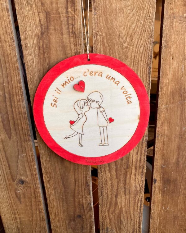 Cerchio legno inciso laser con coppia e frase personalizzabile idea regalo San Valentino Pattycrea - immagine 3