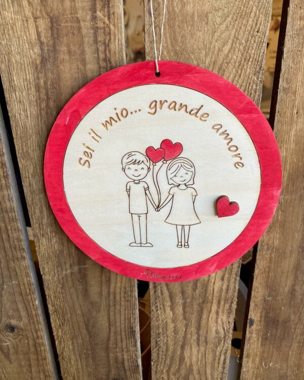 Cerchio legno inciso laser con coppia e frase personalizzabile idea regalo San Valentino Pattycrea - immagine 4