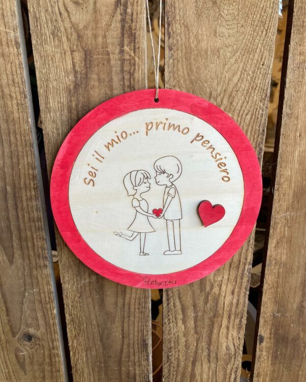 Cerchio legno inciso laser con coppia e frase personalizzabile idea regalo San Valentino Pattycrea - immagine 2