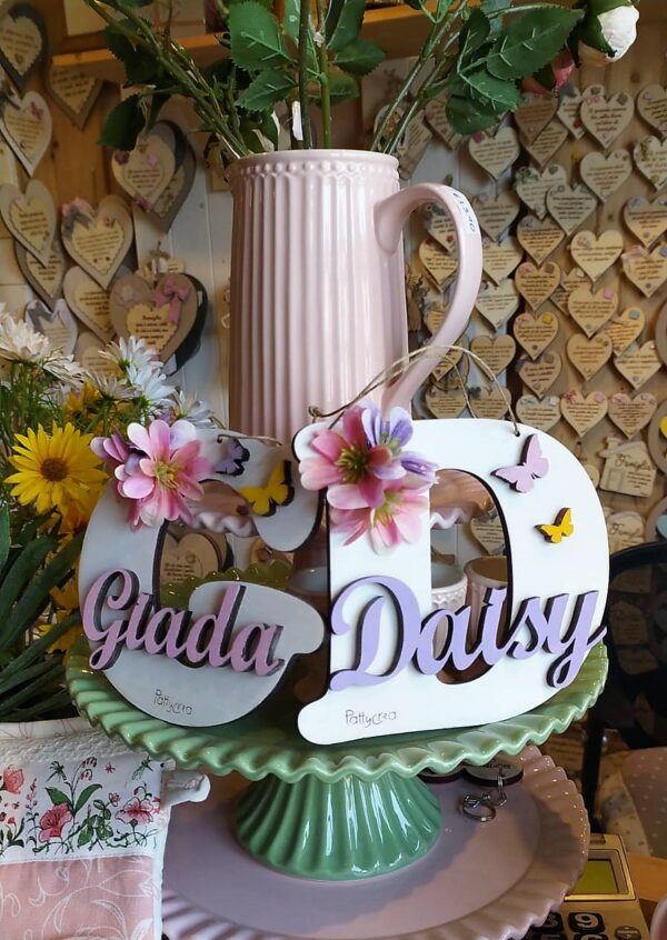 Lettera in legno iniziale con nome e fiori incisa laser H.15cm 3407