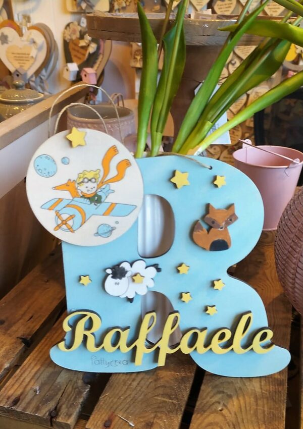 Lettera legno incisa laser nascita personalizzata con cigno e cuoricini H.20cm 3380 Pattycrea