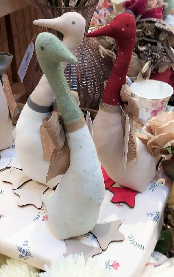 Papera tilda media bicolore cotone con fiocco e piedi legno h34cm cod 3199