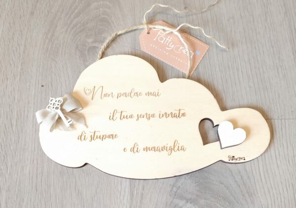 NUVOLA LEGNO CON FRASE  SEMPLICE   CON FIOCCO E CHIAVE 250MM 2215