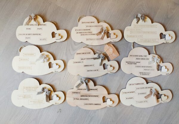 NUVOLA LEGNO CON SCRITTA  NEI RIQUADRI FRASE CON FIOCCO E CHIAVE H.250MM 2214