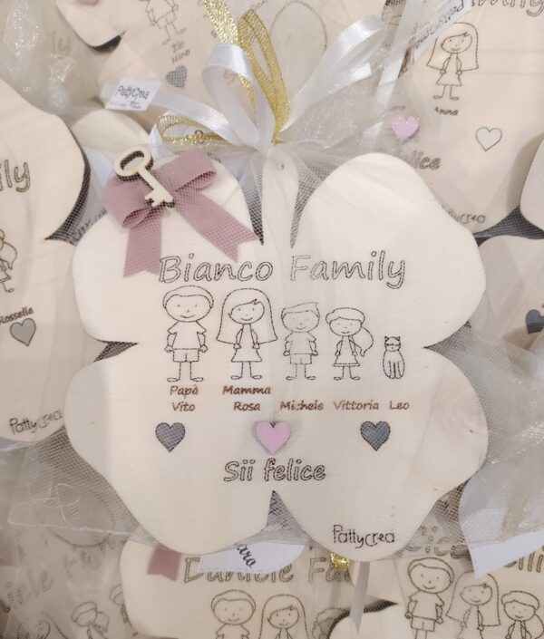 Quadrifoglio con famiglia incisa fiocchi e cuori h15cm3283