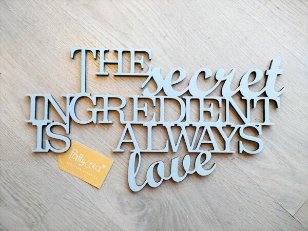 Scritta in Legno da appendere alla parete The Secret Ingredients is alwais love 40x20cm 3223