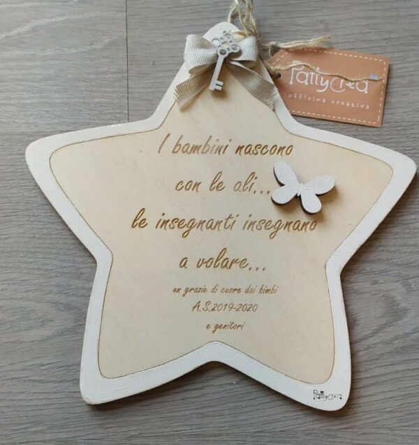Stella legno incisa a laser con frase fiocco H.25cm 2213 Pattycrea