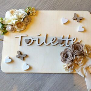 TABELLA IN LEGNO FUORIPORTA CON SCRITTA TOILETTE 20x30cm  DECORATA CON FIORI IN FELTRO DI LANA COD 2482