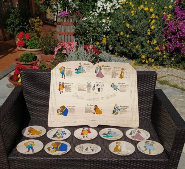 Tableau mariage in legno inciso forma di libro con le favole e nomi invitati 90x60cm 2872
