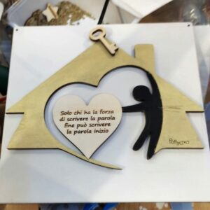 Tag in legno inciso a laser con logo CASA e frase personalizzata D.30cm 3112