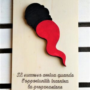 Tag legno con corno portafortuna rosso a rilievo frase personalizzabile H.20cm 2706