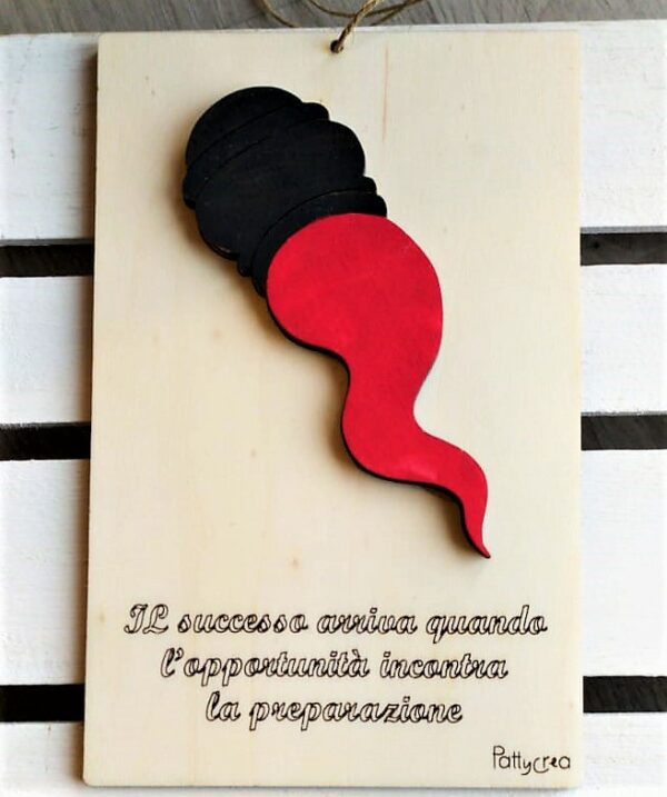 Tag legno con corno portafortuna rosso a rilievo frase personalizzabile H.20cm 2706