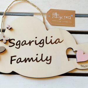 Targa fuoriporta nuvola legno con cognome, applicazioni farfalle, chiave e cuore personalizzabile L.30cm 2426