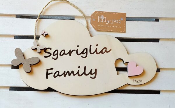 Targa fuoriporta nuvola legno con cognome, applicazioni farfalle, chiave e cuore personalizzabile L.30cm 2426