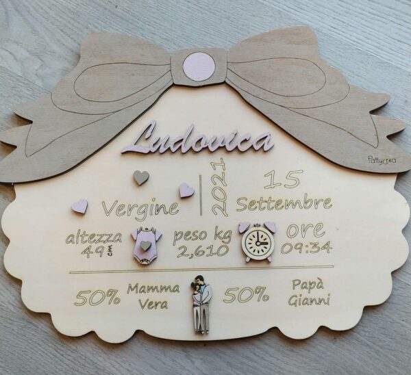 Targa in legno smerlata con fiocco incisa a laser con i dati della nascita personalizzabile decori a rilievo H.40 cm 3258