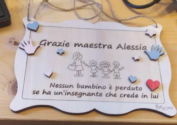 Targa legno con maestra e bimbi frasi personalizzabili incise per la maestra L.20x15 cm 3332