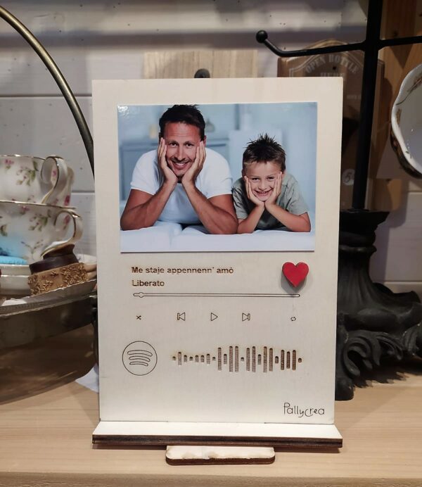 Targa Musica Personalizzata con Foto Nomi e Canzoni incise a laser su legno con codice Spotify scansionabile Idea Regalo Festa del papà H.20cm Pattycrea 3135